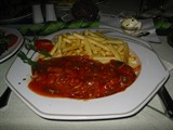 Pusztasoße auf Schweineschnitzel mit Pommes Frites